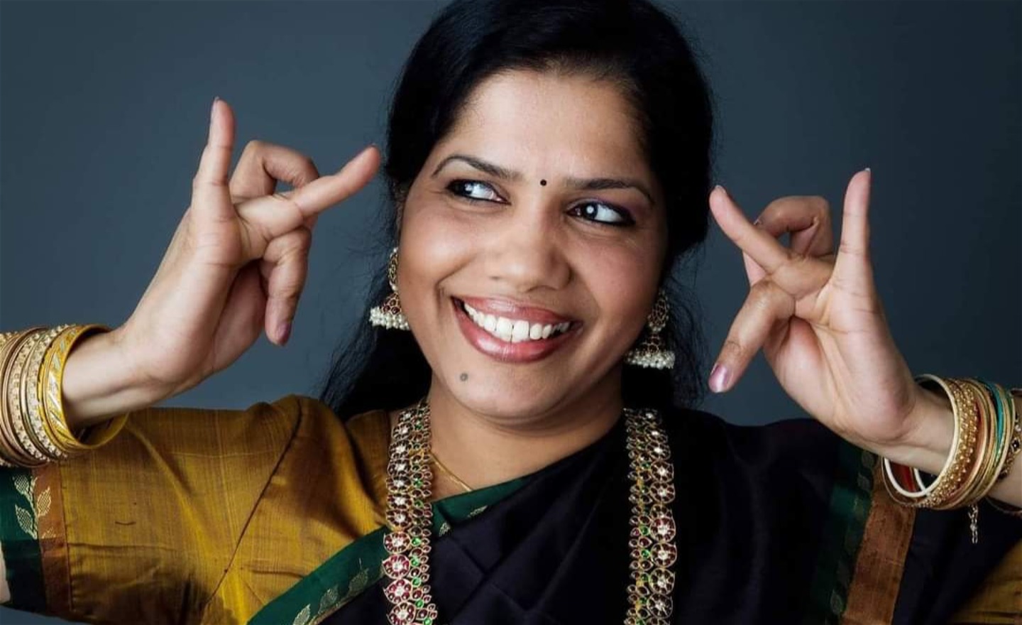 Indisk Dans Hand Gesture, Two smiley parrots on sides.