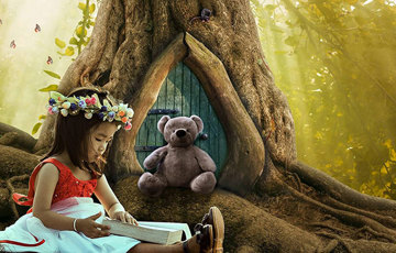 En fantasifull bild med en flicka med blomkrans i håret som läser en bok för en nalle.