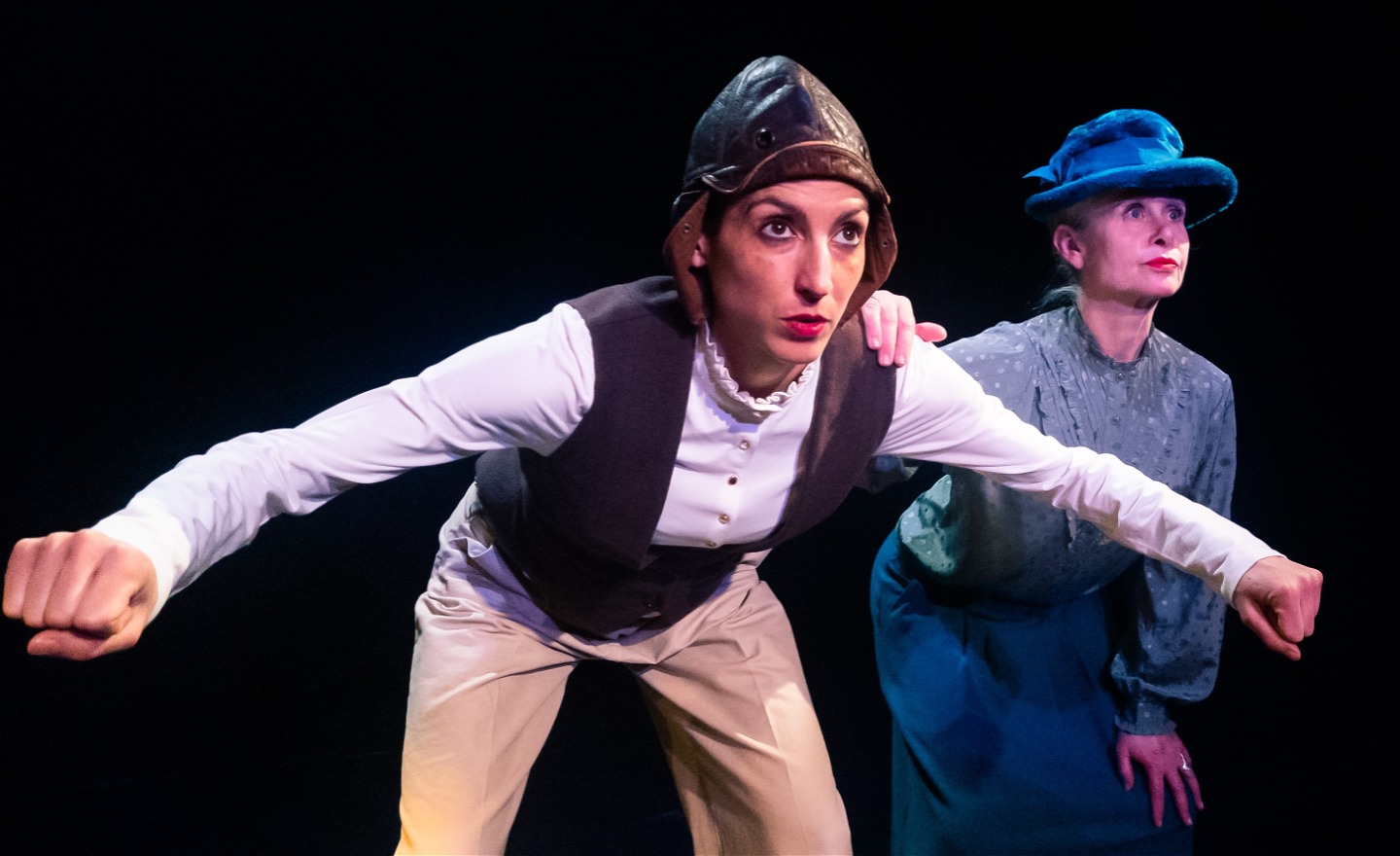 Två kvinnor som låtsas köra motorcykel tillsammans