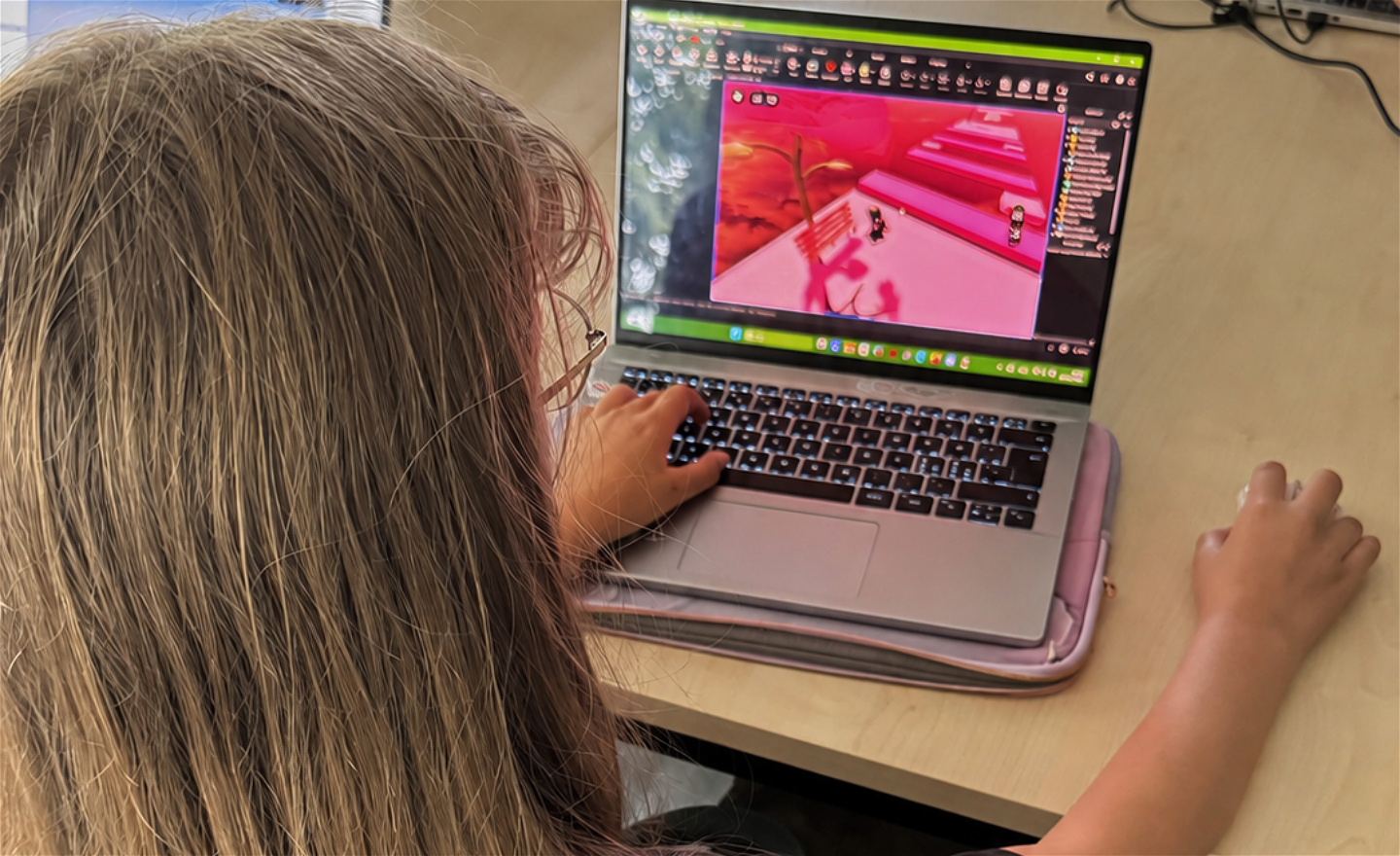 Barn bygger egna spel i Roblox Studio under en Floating Code-workshop.