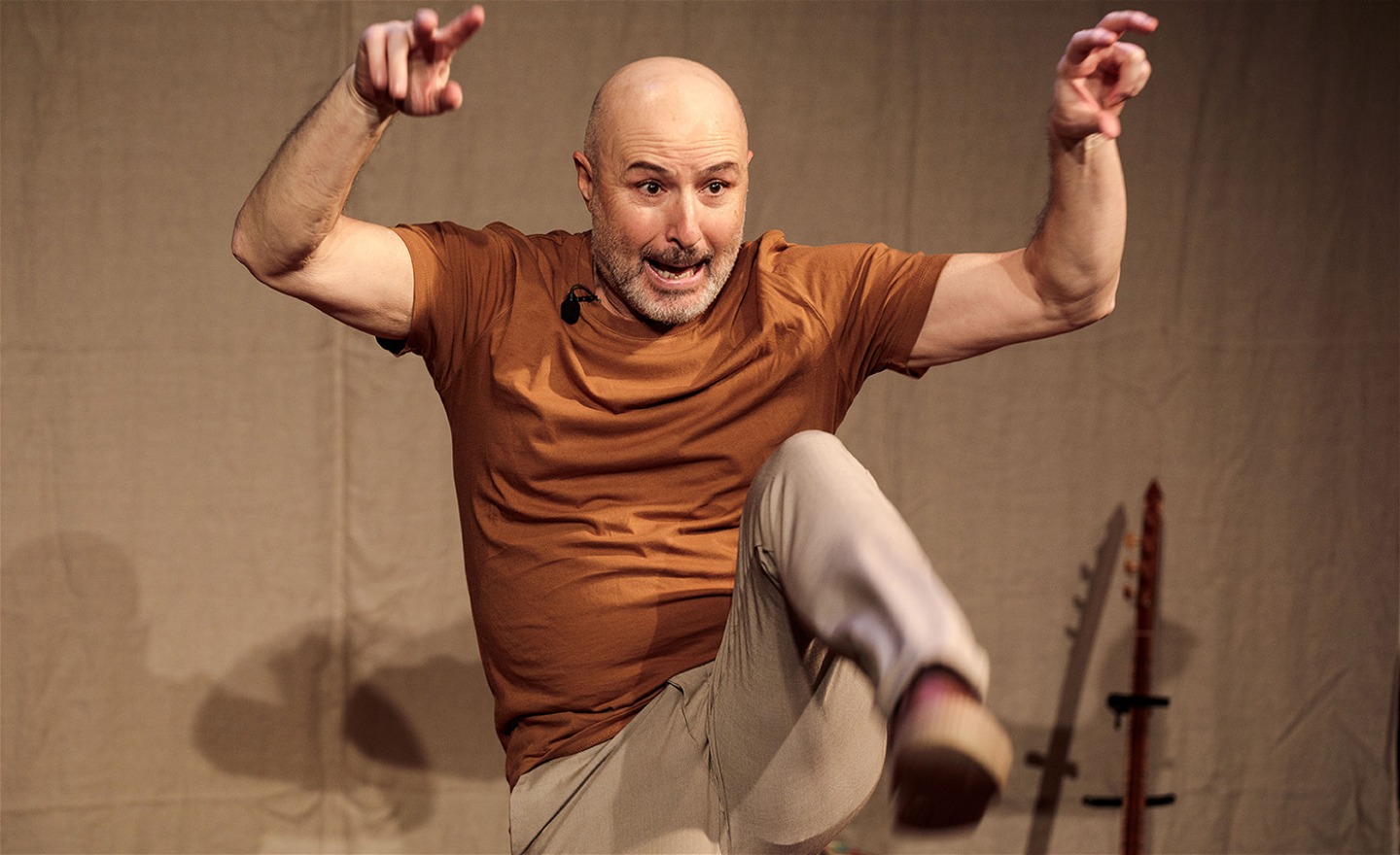 Fikret gör en gest som för att anfalla/göra ett stort hopp