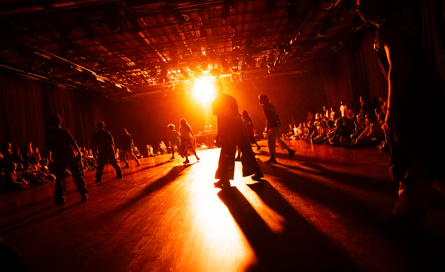 Dansare i glödande motljus