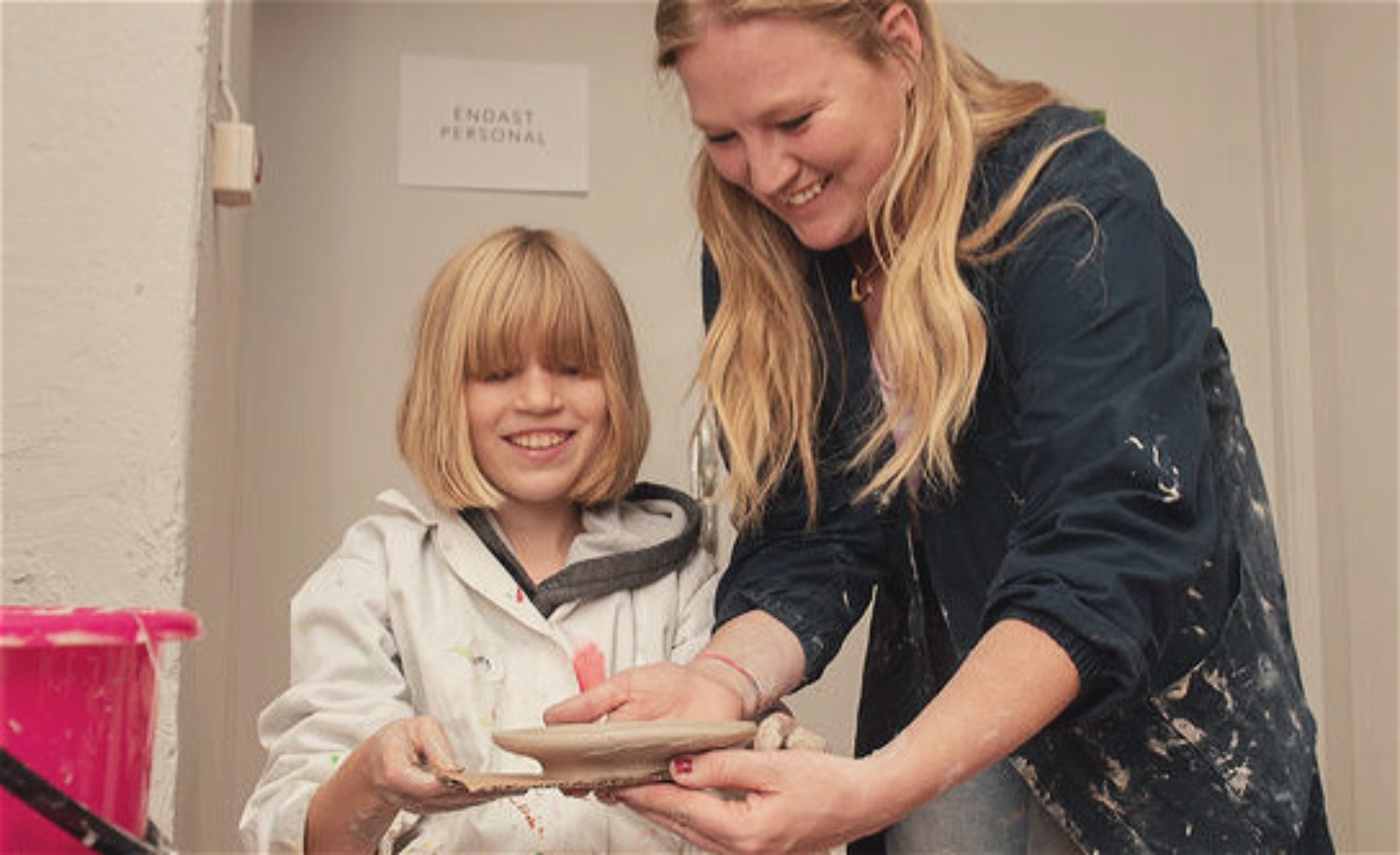 Lärare visar en elev sitt verk