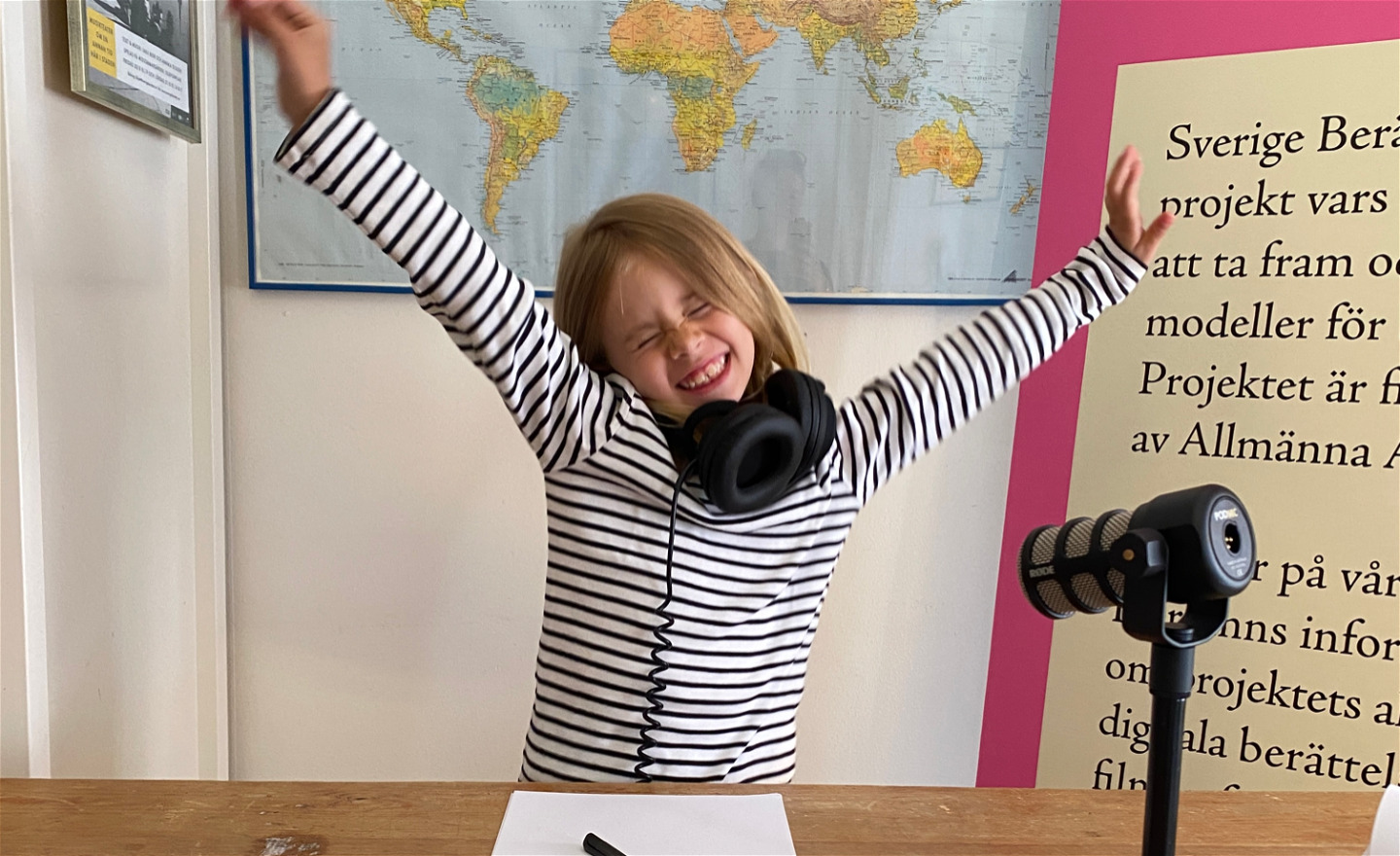 Flicka med hörlurar