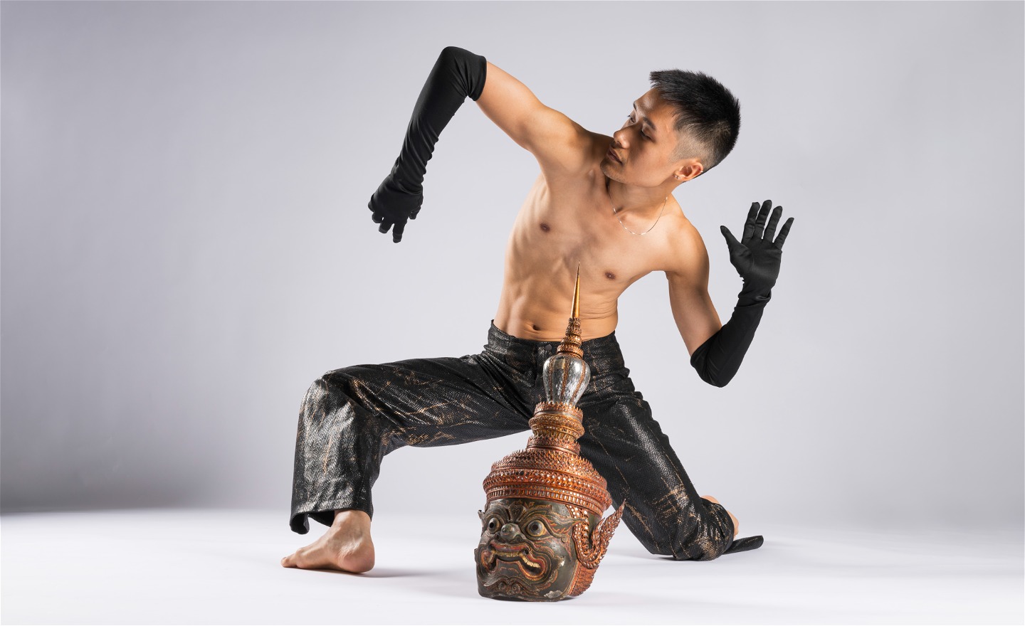 Dansare med mask från Indonesien.