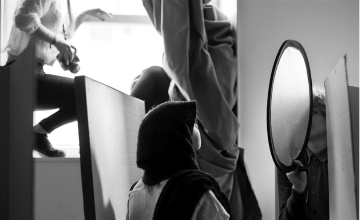 Elever som fotograferar varandra.