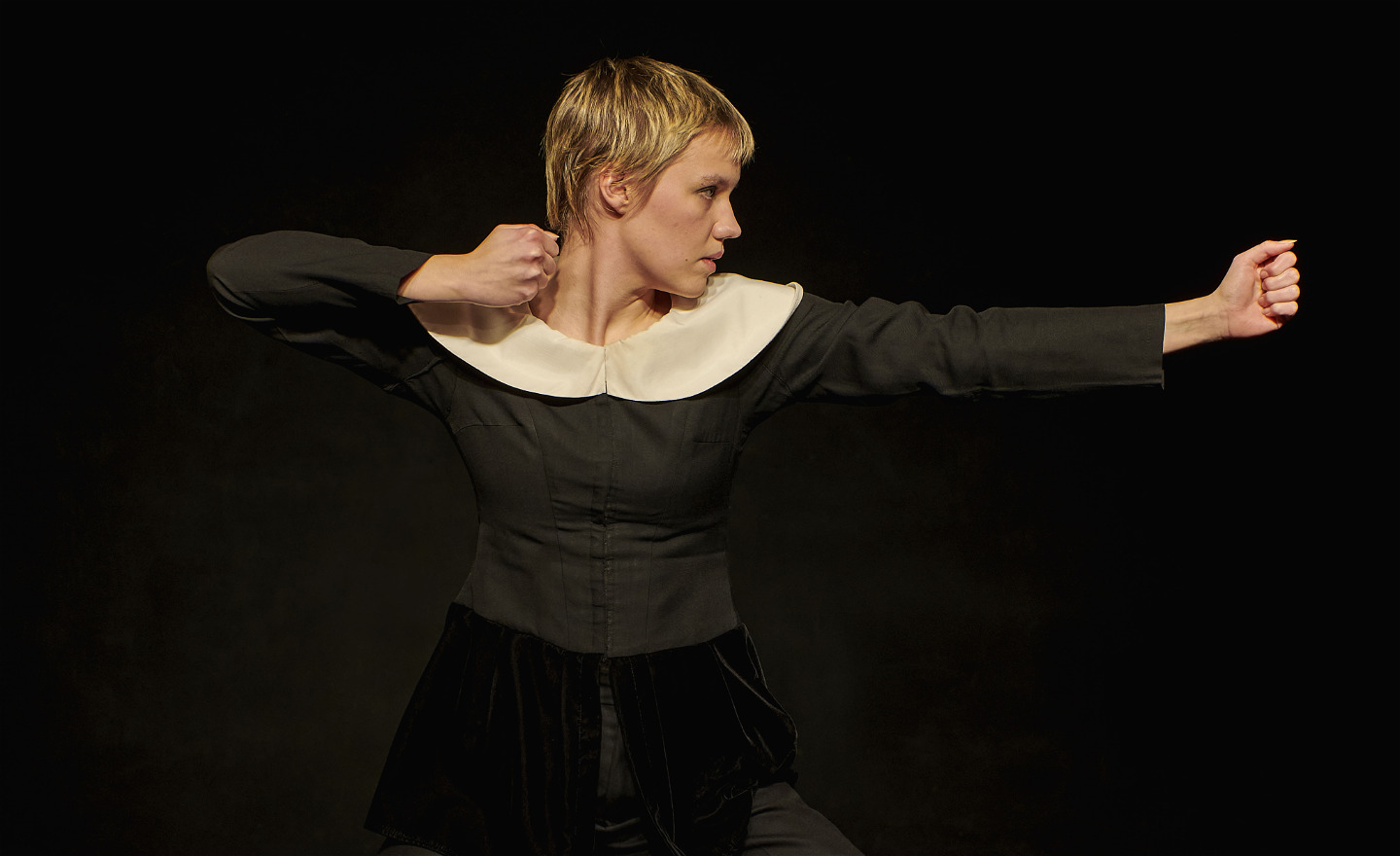 Skådespelerskan Dorothea Norling i föreställningen Preventivmedlens Historia