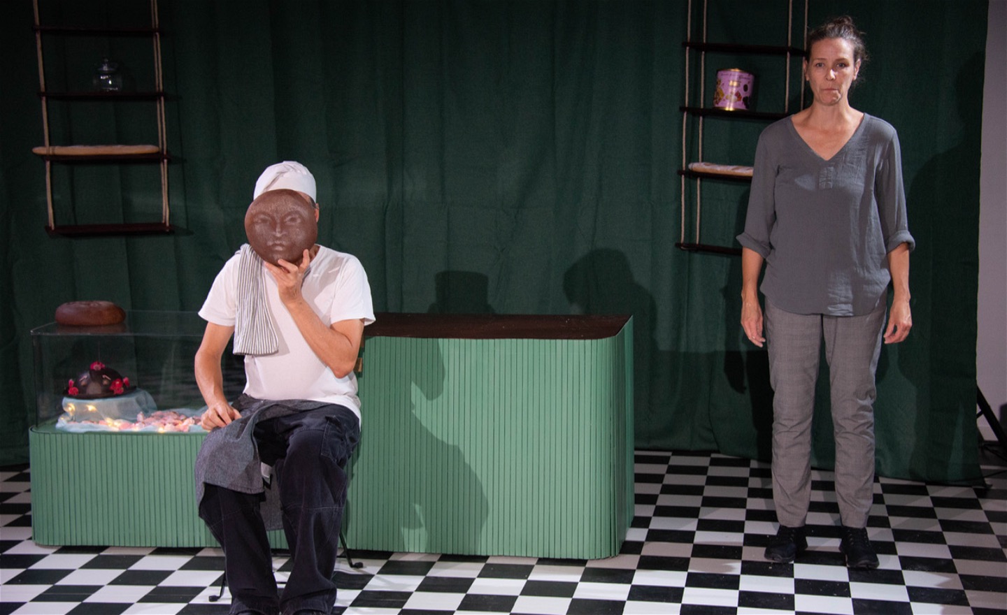 Bullekungen är en lek som utmanar och blir till en maktlek.