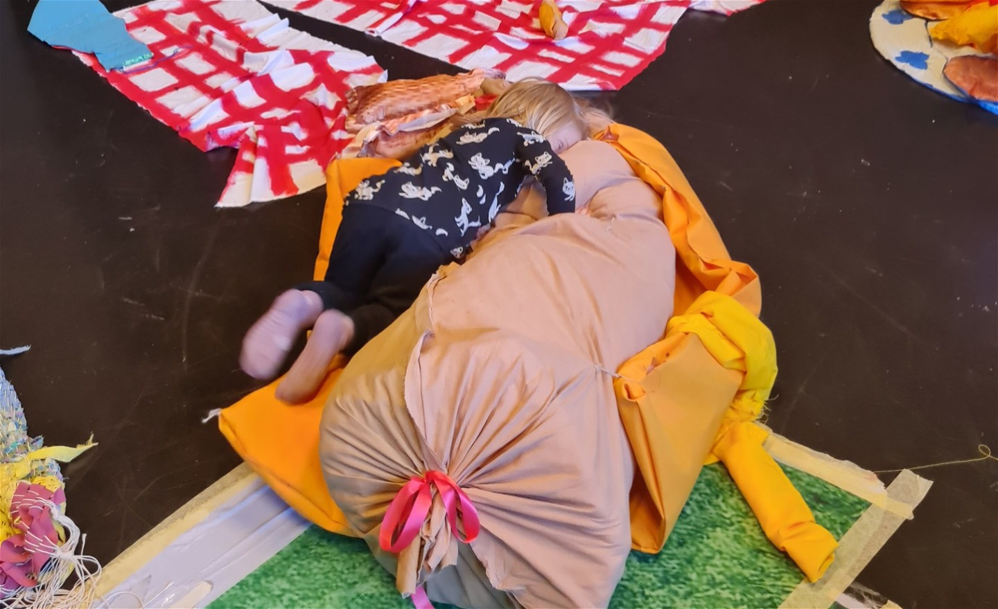 Barn leker i konstnärens installation på Turteatern i Kärrtorp