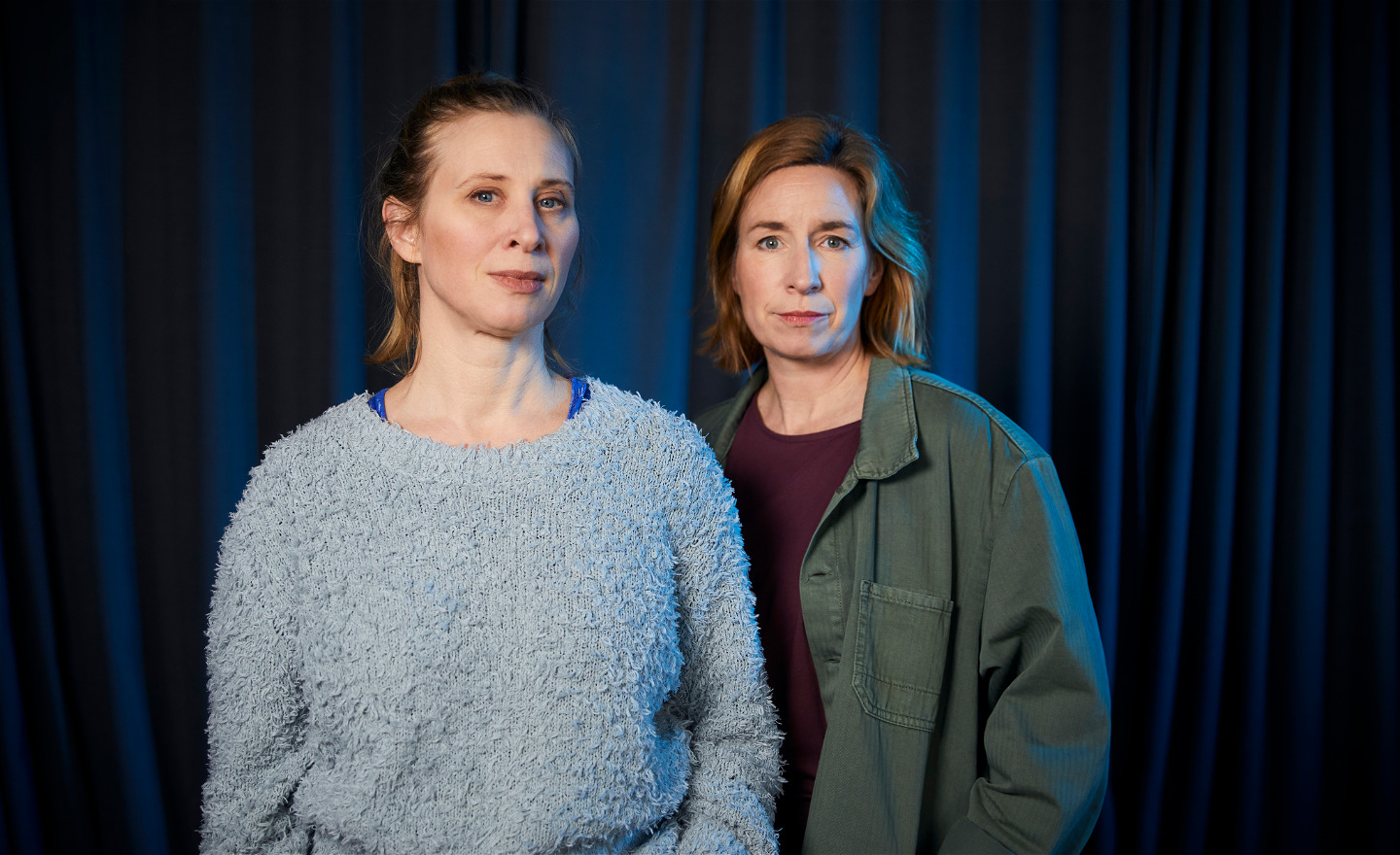 Bilden föreställer två skådespelare som tittar in i kameran.