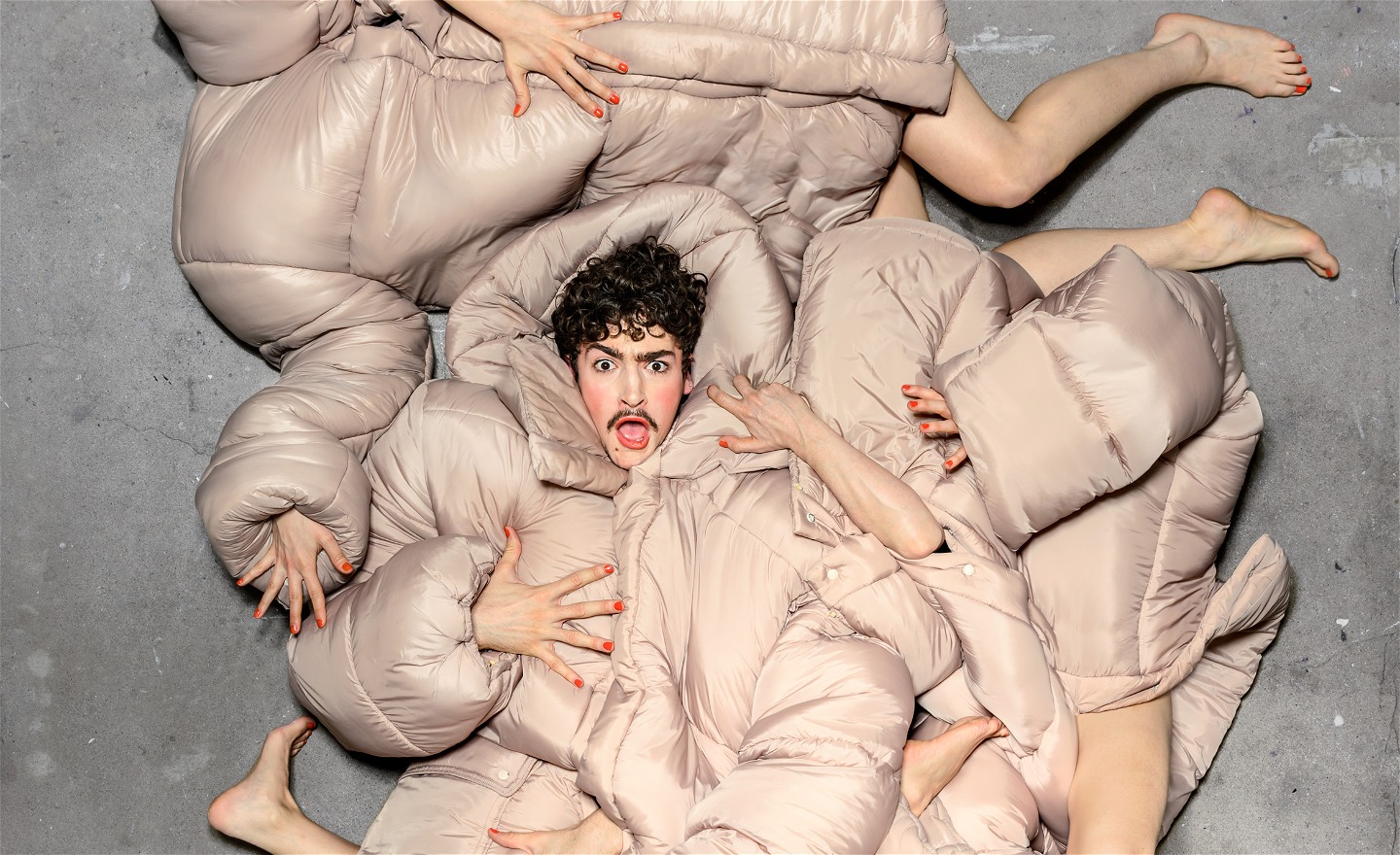 flera artister i en hög av jackor