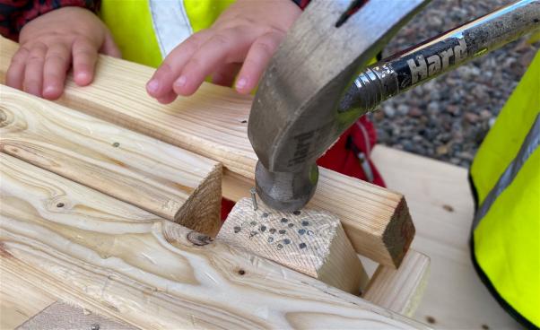 Barn spikar ihop brädor