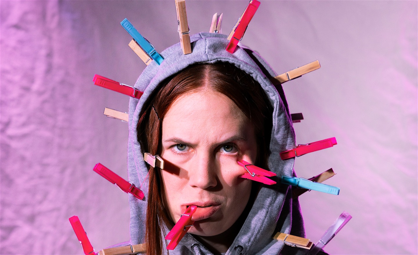 En flicka med klädnypor i ansiktet