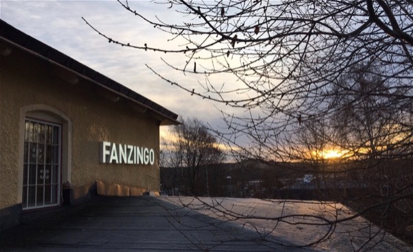 Bild på ett hus och en skylt där det står Fanzingo