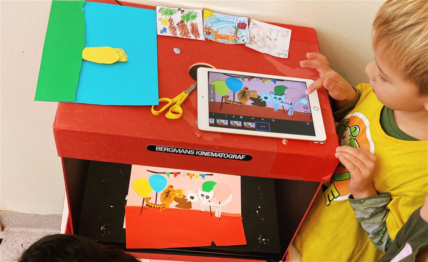 En grupp barn arbetar med in animation i lådan