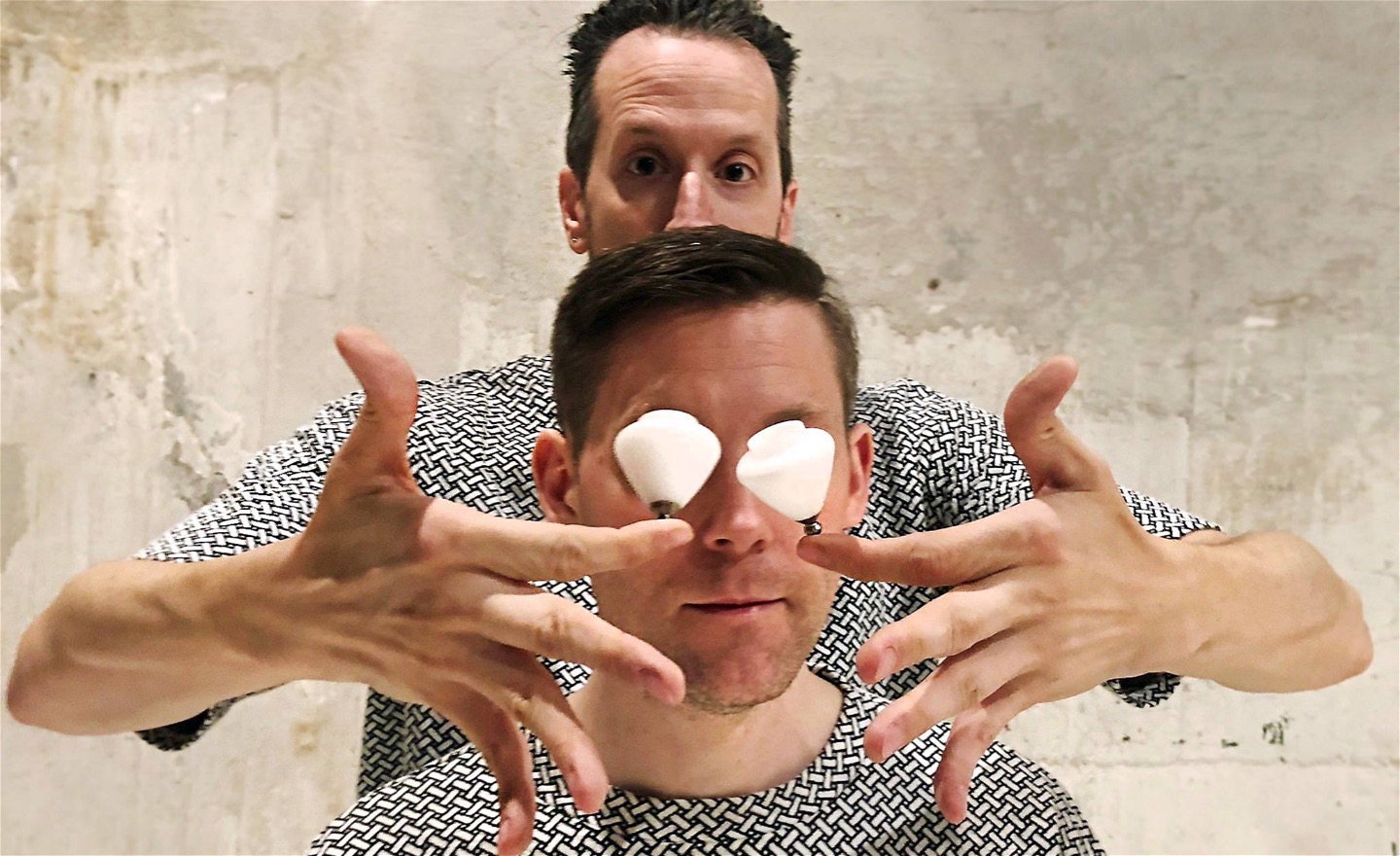 Två jonglörer med spinning tops