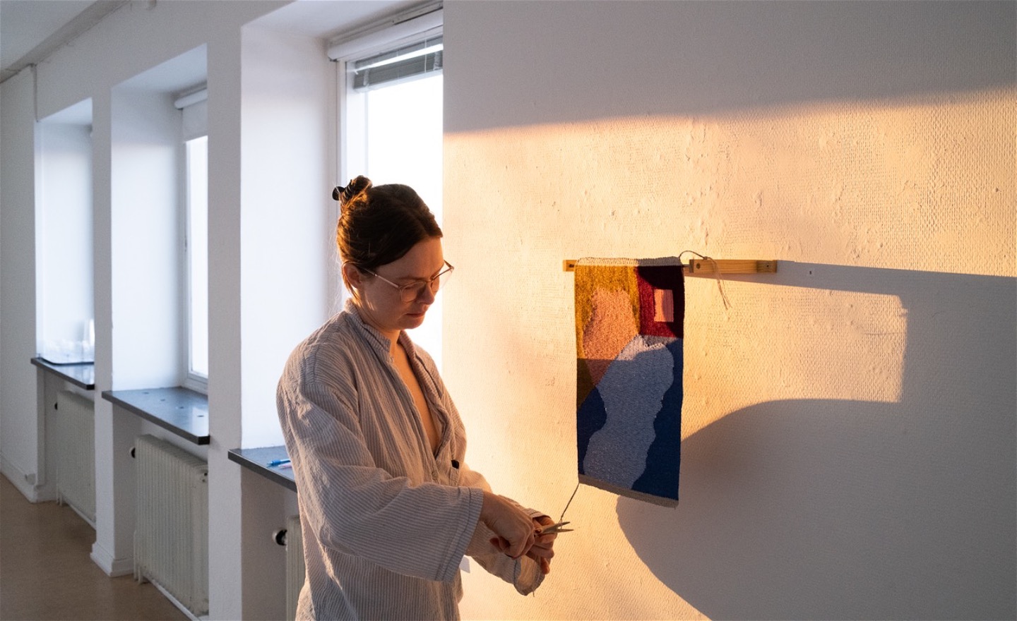 Nanny Rådenman tillsammans med sitt verk Hemmets vrå