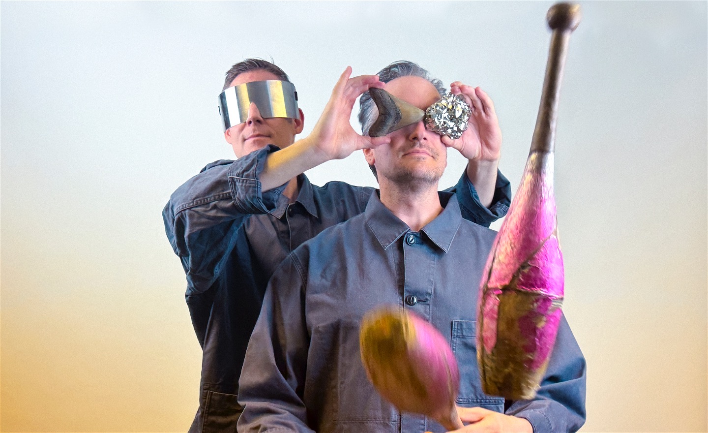 Två jonglörer med artefakter