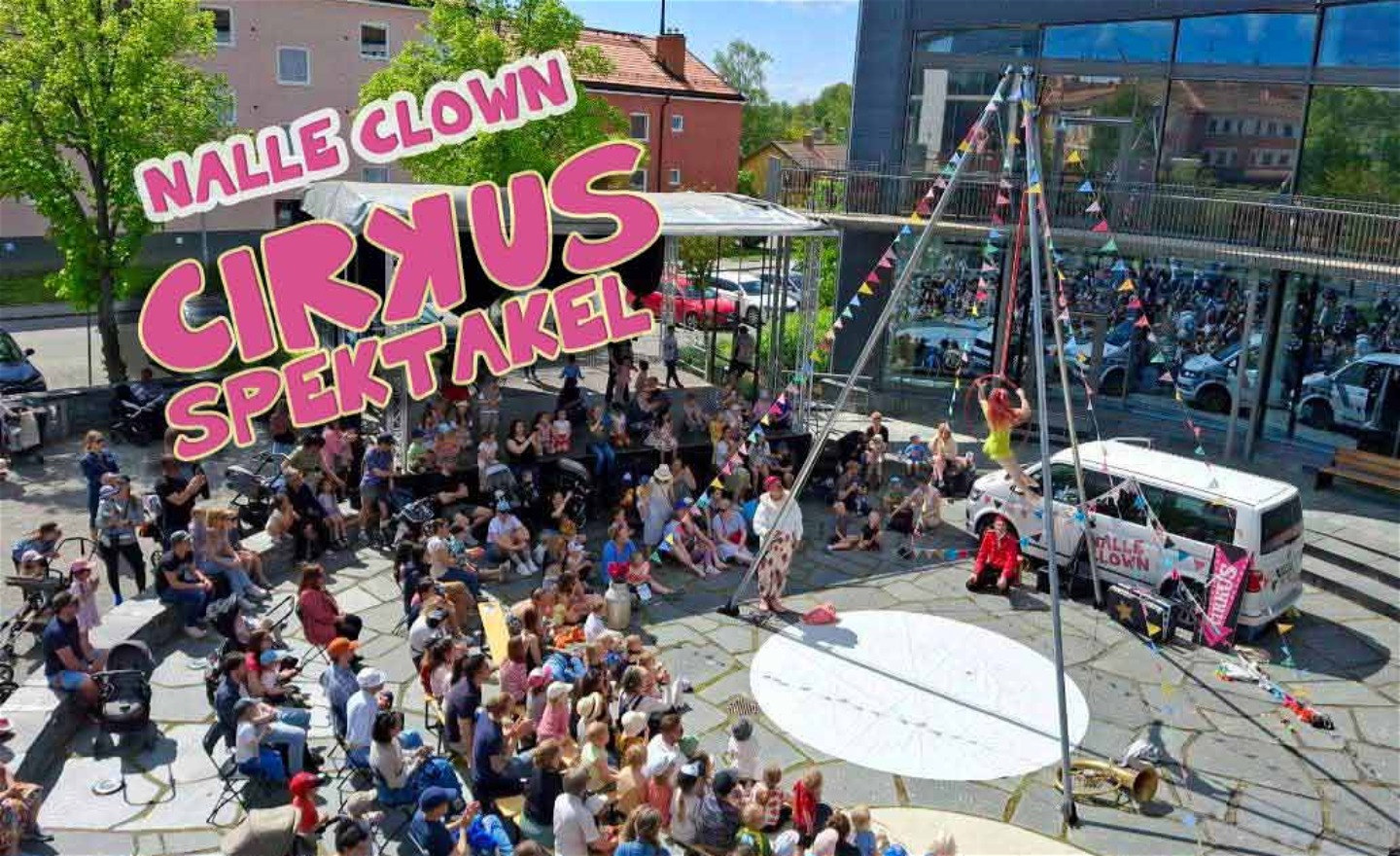 cirkus spektakel på ett torg där man ser publik och en artist i en luft-ring
