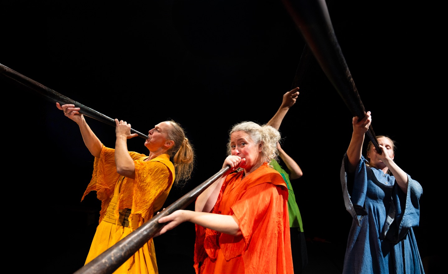 Aktörerna i Klang och Jubel som blåser i lur