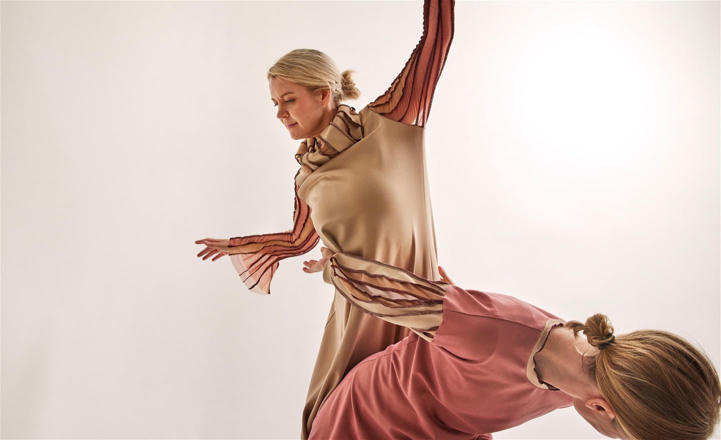 två dansare i klänningar