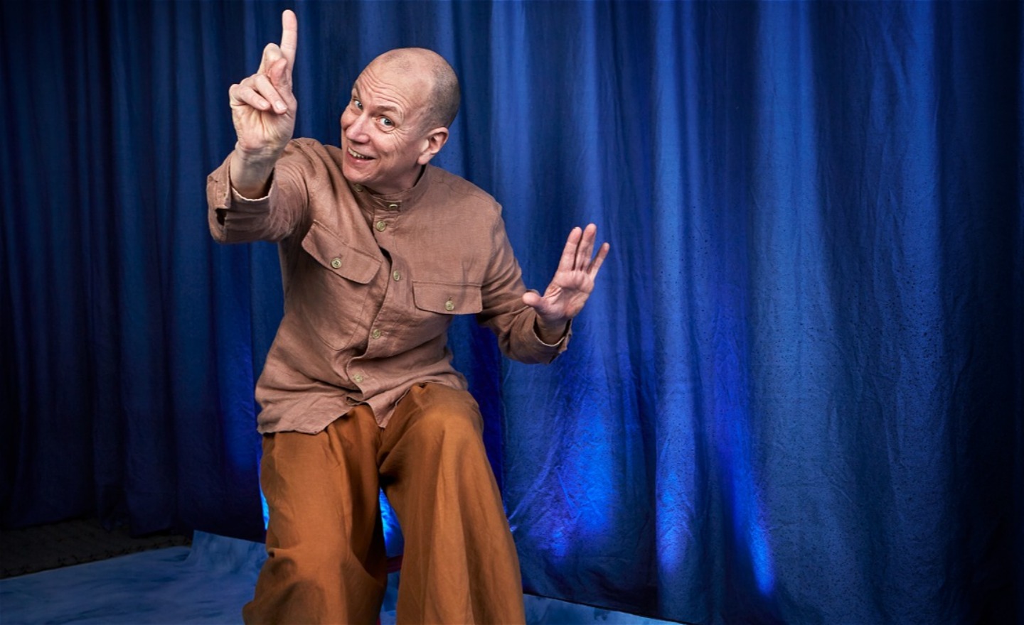 En glad berättare i ett blått rum