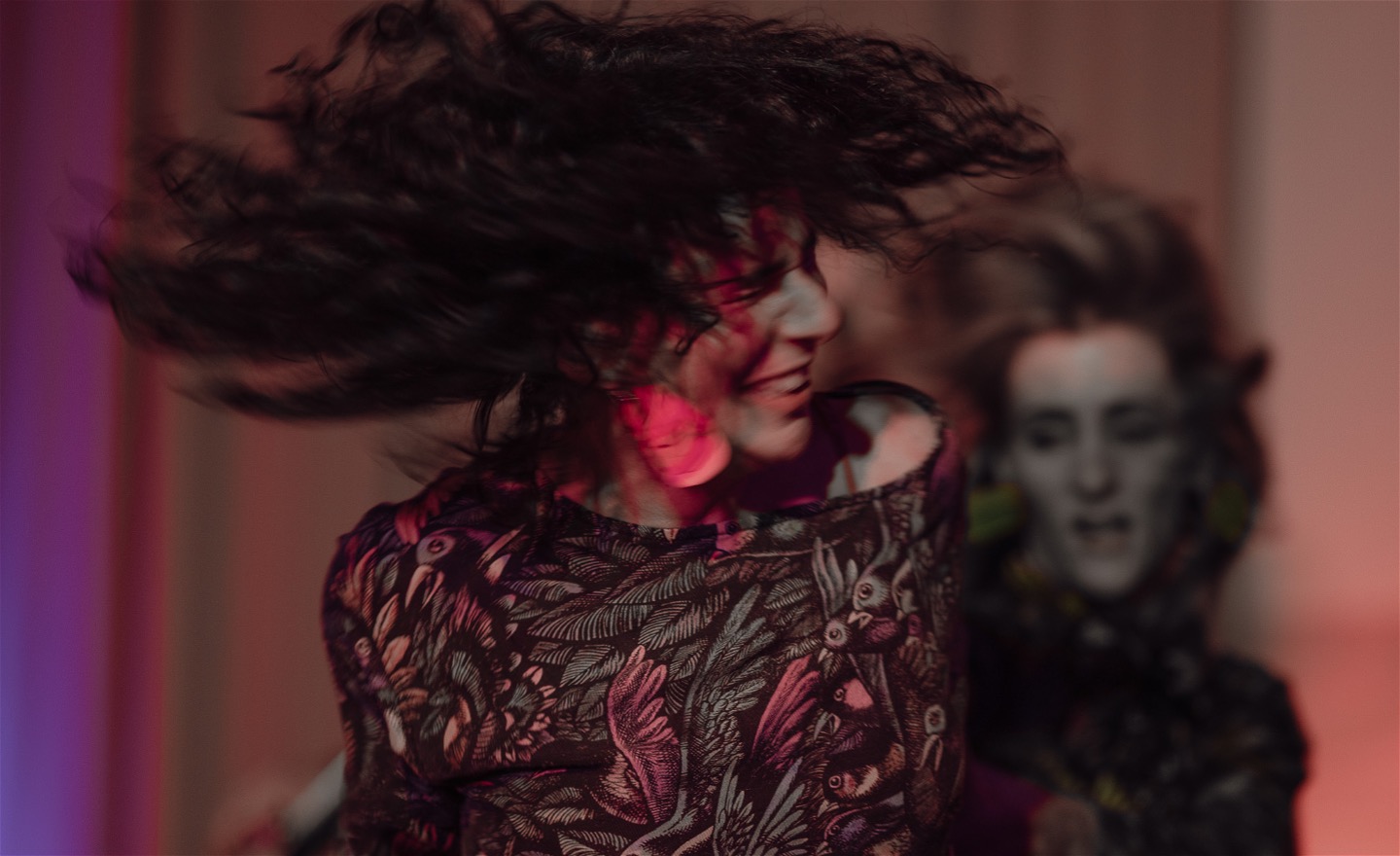 två dansare i föreställningen LÄSA