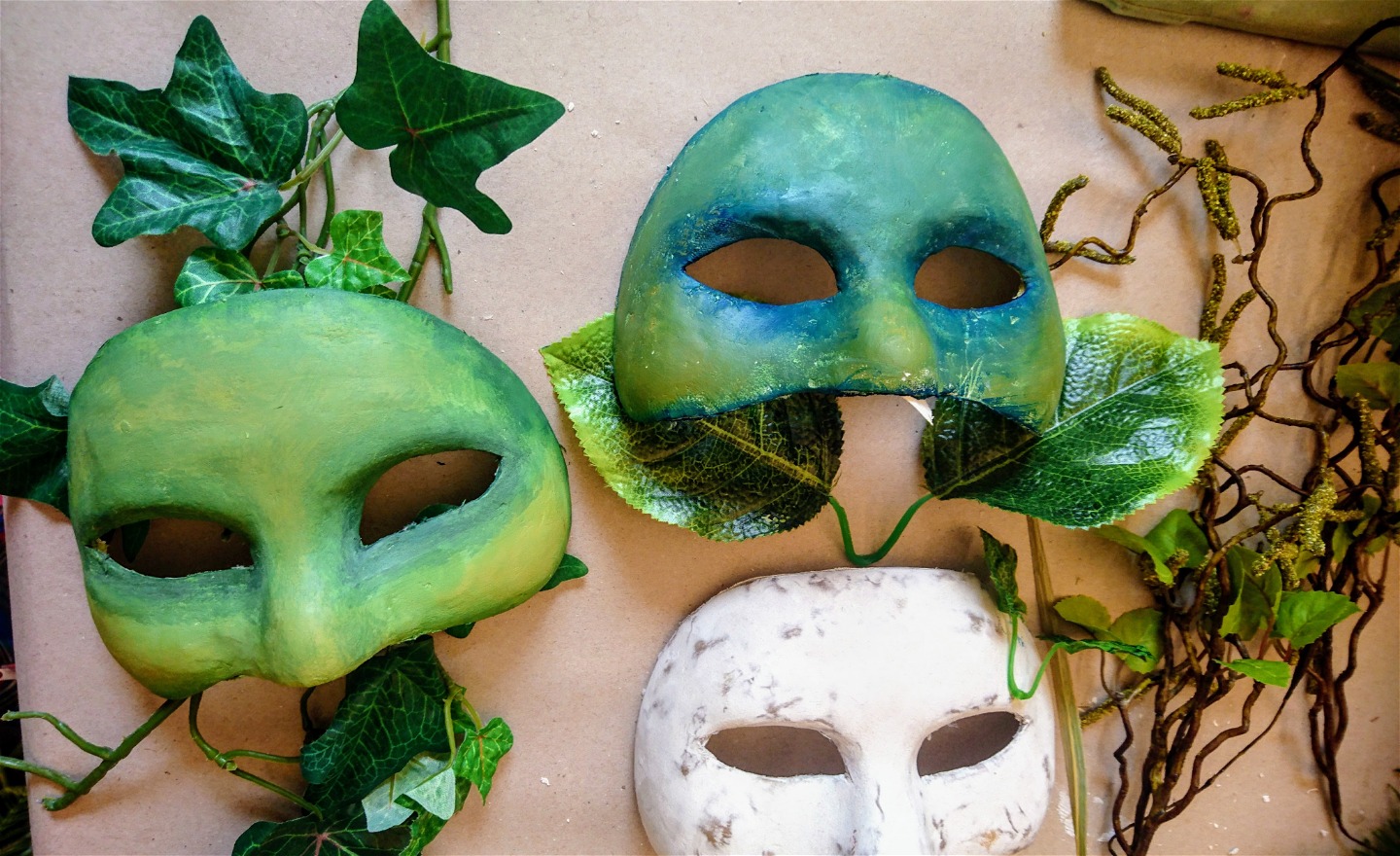 Bilden föreställer 3 masker och blad