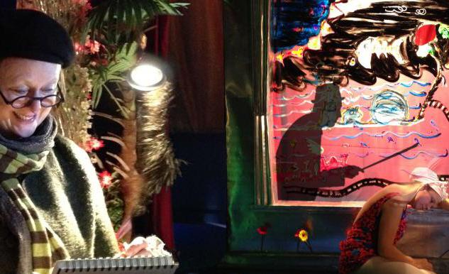 En konstnär framför en tavla