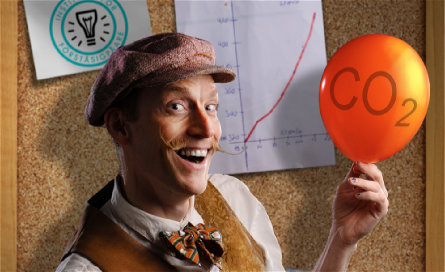 Kapsklädd man som håller i ballong med 