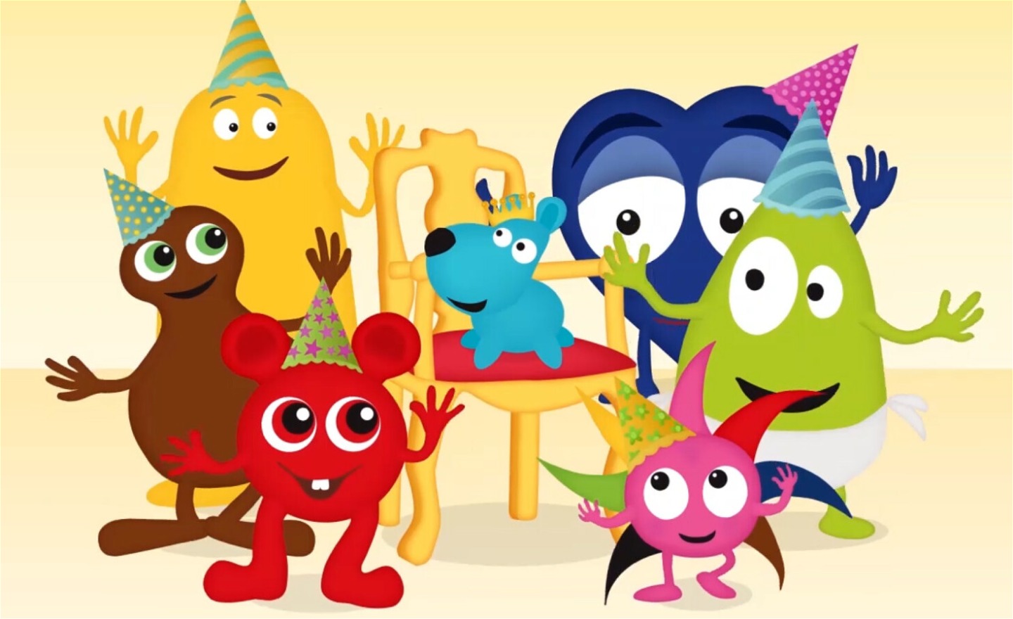 Fantasifigurer i glada färger som står runt en guldfärgad stol med röd dyna. I stolen sitter en blå hund som ser glad ut.