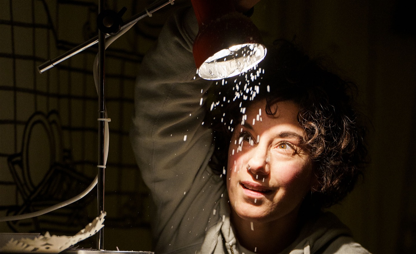 En skugga av ett barn som sträcker sig efter en halsduk.