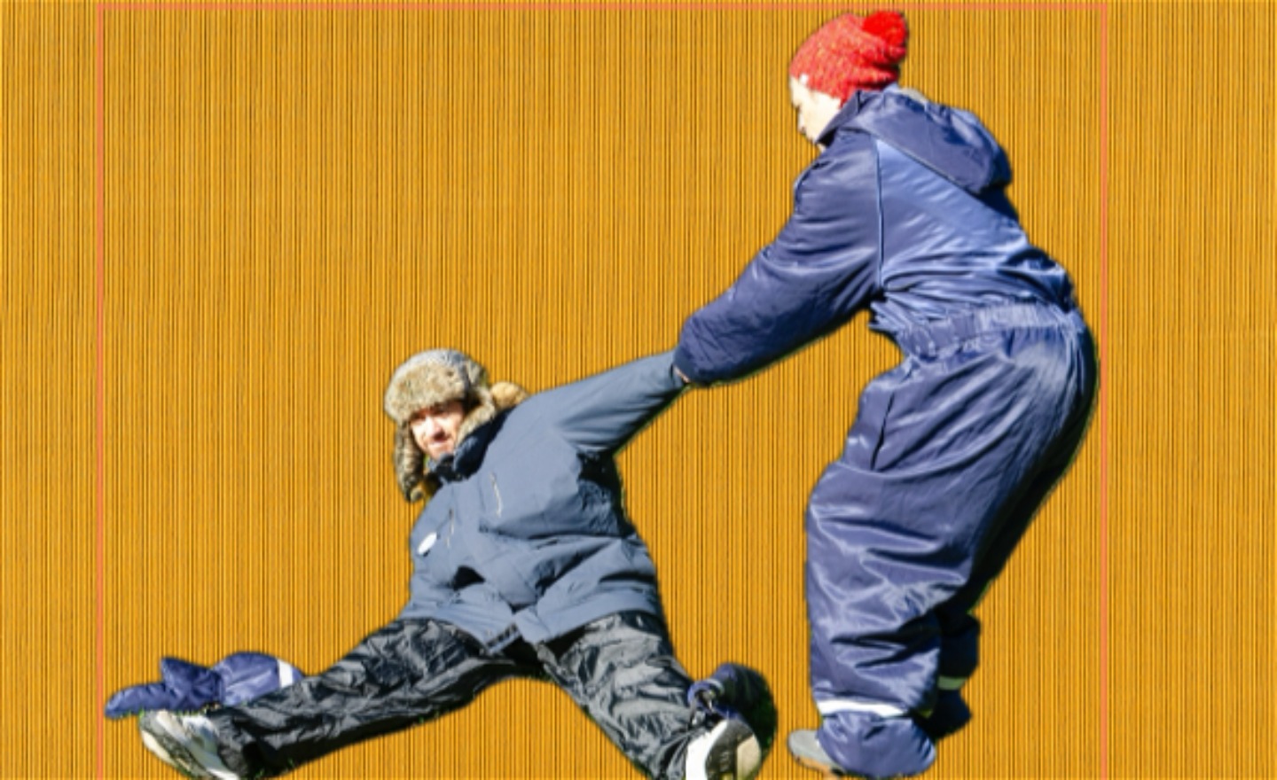 En overallklädd figur försöker dra med sig en figur i vintermössa.