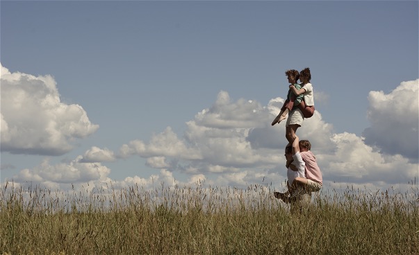 Cirkusakrobater står på varandra