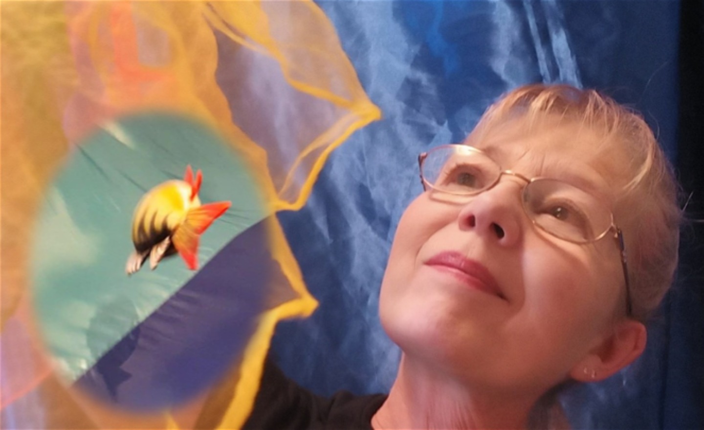 Dans med sjalar och en fisk