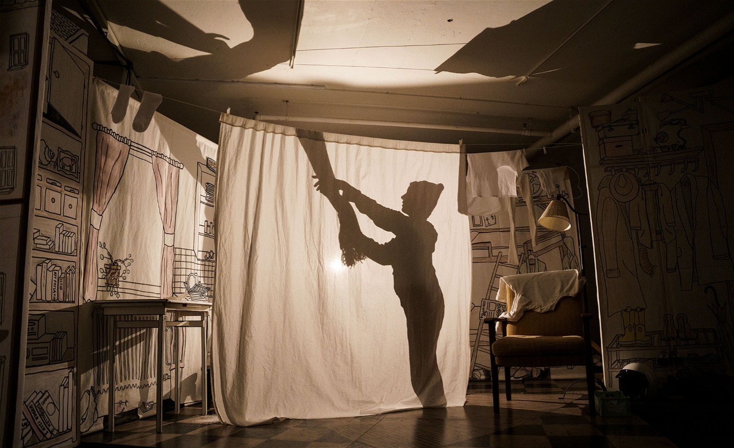 hängande tvätt som formar texten snögubben i skenet av en ficklampa