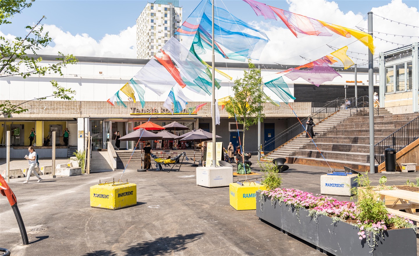 Bild på Tensta konsthalls entré och på  torget framför Tensta konsthall