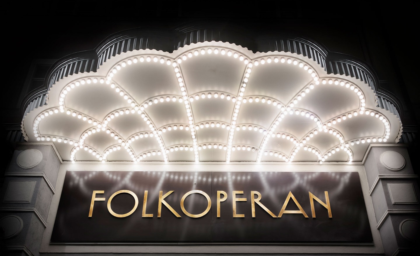 Folkoperans entré med en vacker baldakin full av lampor.