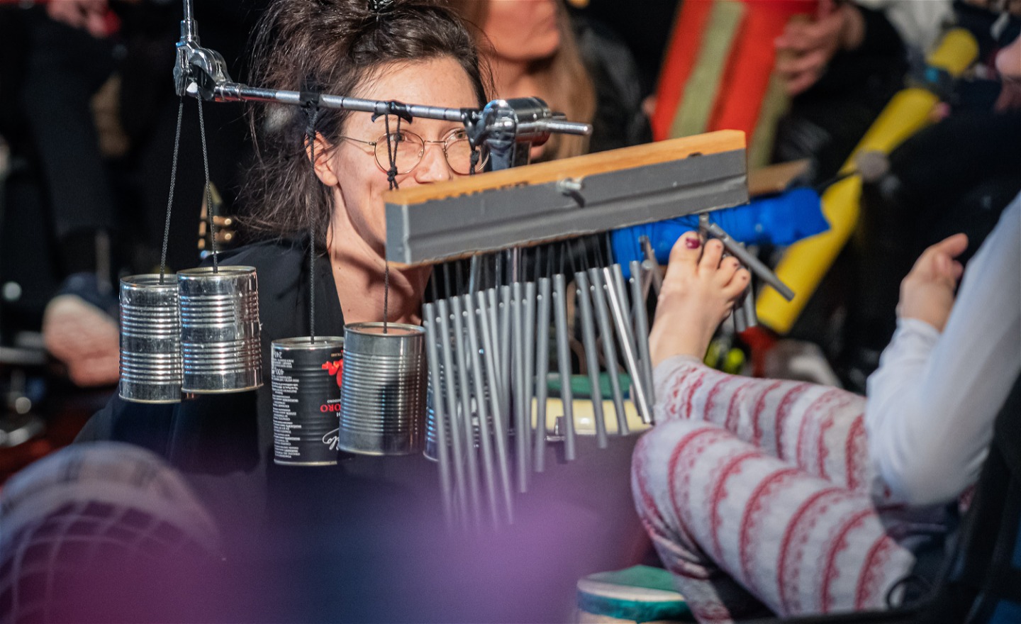 En elev spelar windchimes med foten.