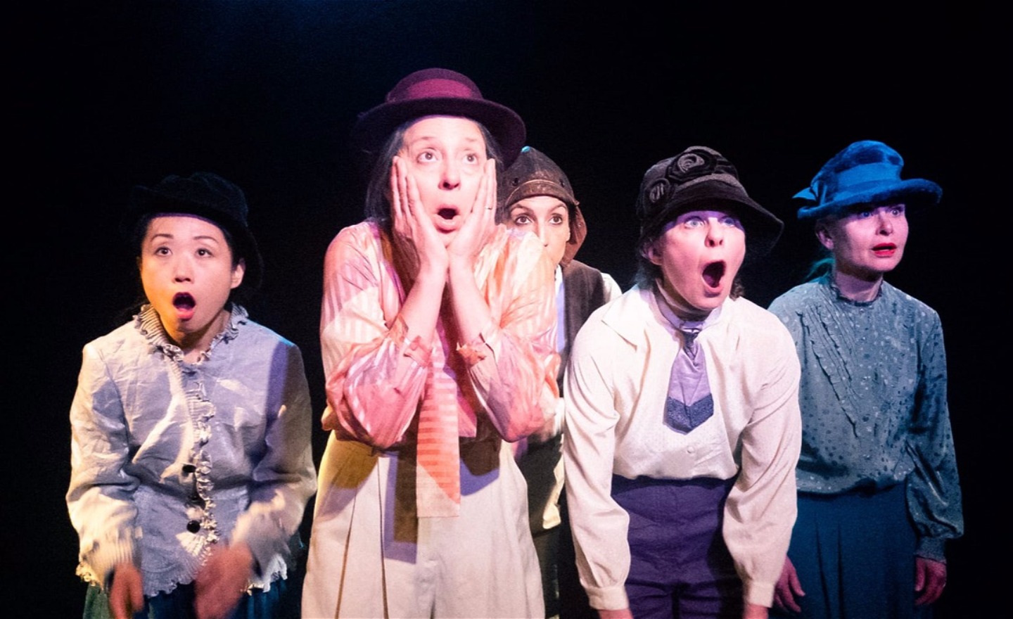 Fem kvinnor som gapar av förvåning.