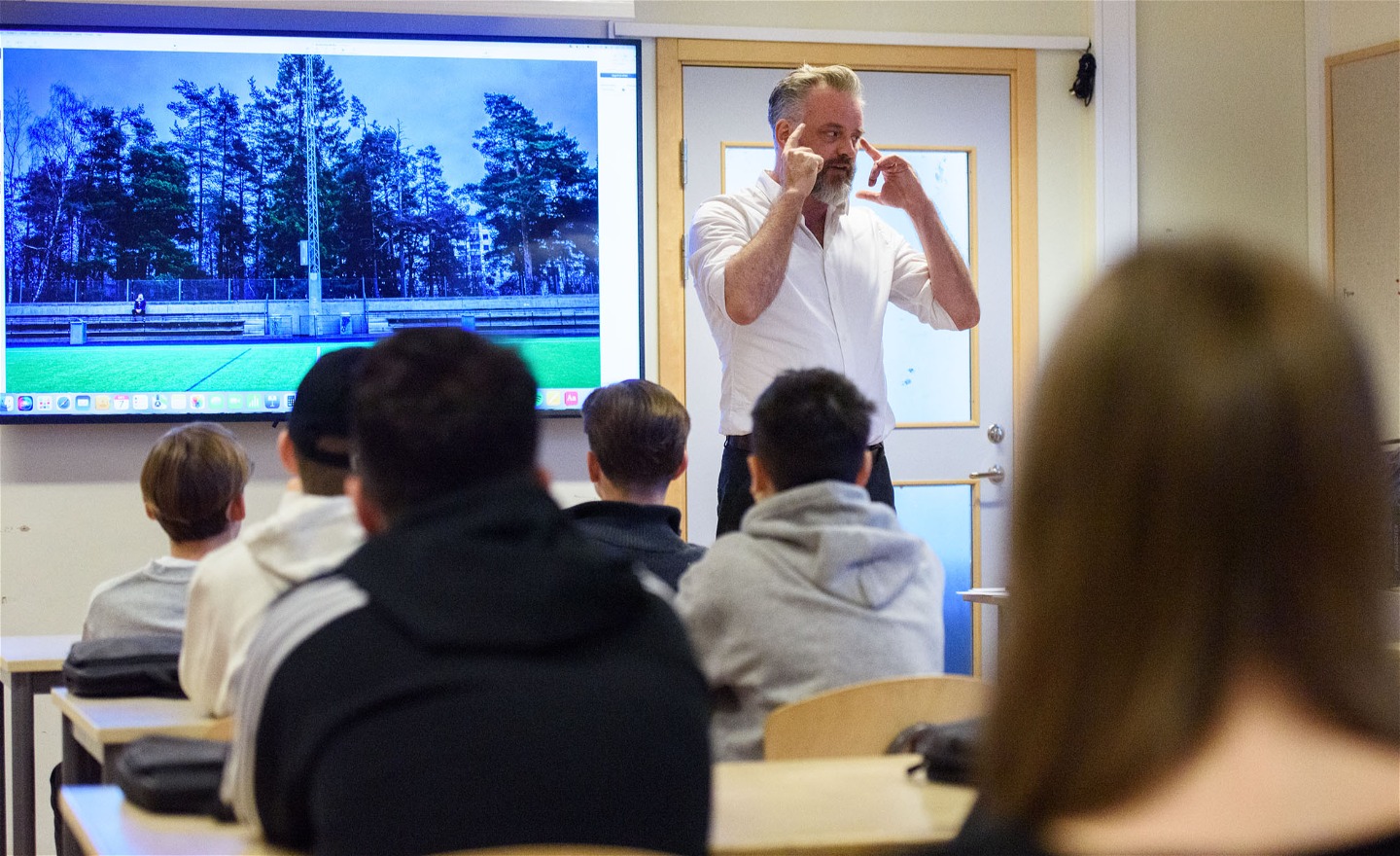 Emil Arvidson pratar om sitt författarskap inför högstadieklass.