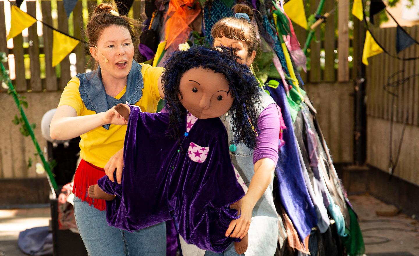 Sara Bexell och Martina Grimstedt far med glatt humör runt med de olika dockorna i varieten.