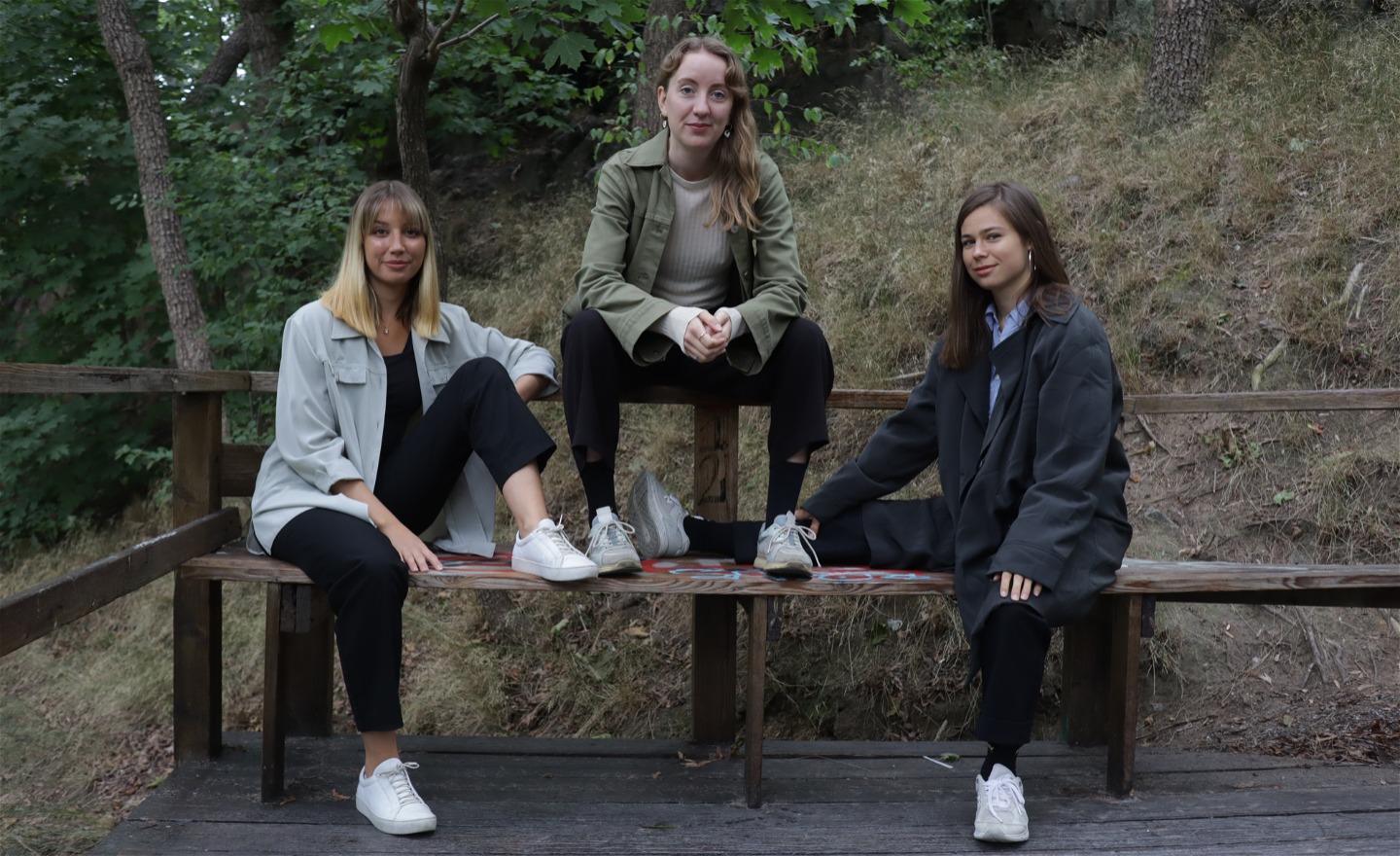 Dansbandets medlemmar sitter på en bänk