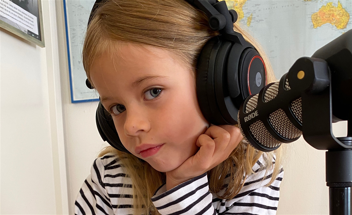Flicka med hörlurar och mikrofon