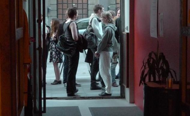 Människor som väntar utanför Welds entré