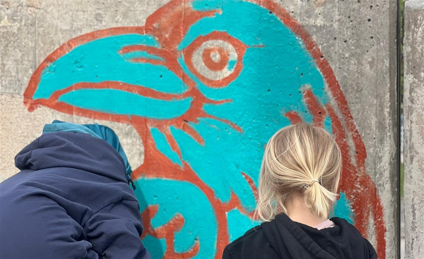 Elever målar betongmur