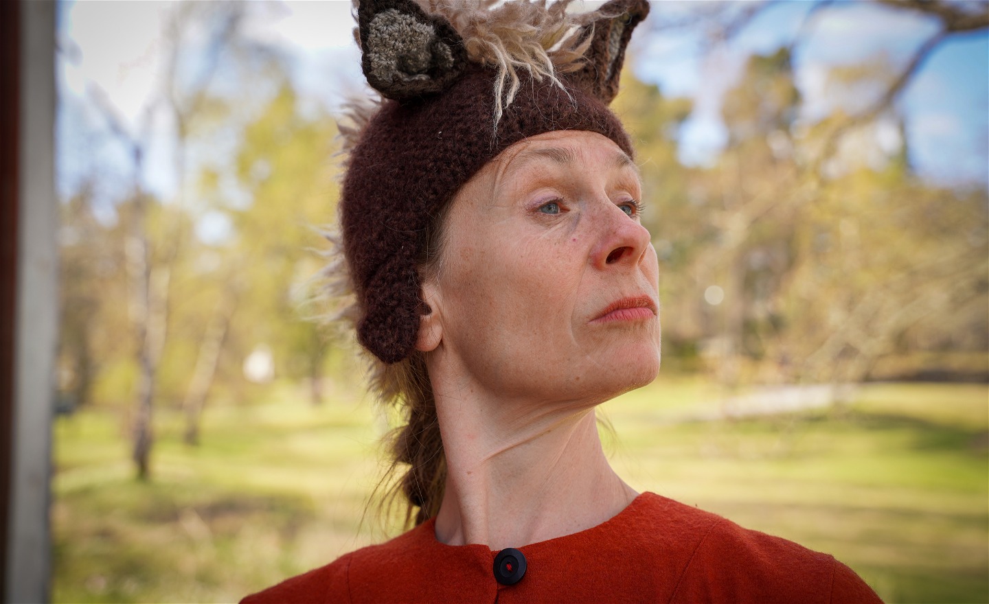 Micaela iförd en häst-mössa, med dryg min