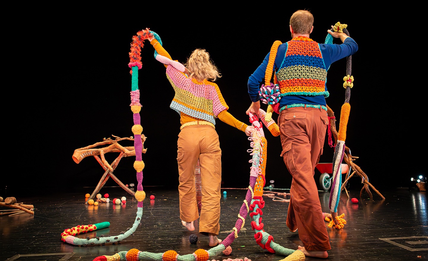 Anna och Oskar, två dansare, går bland virkade ormar och nystan på scenen