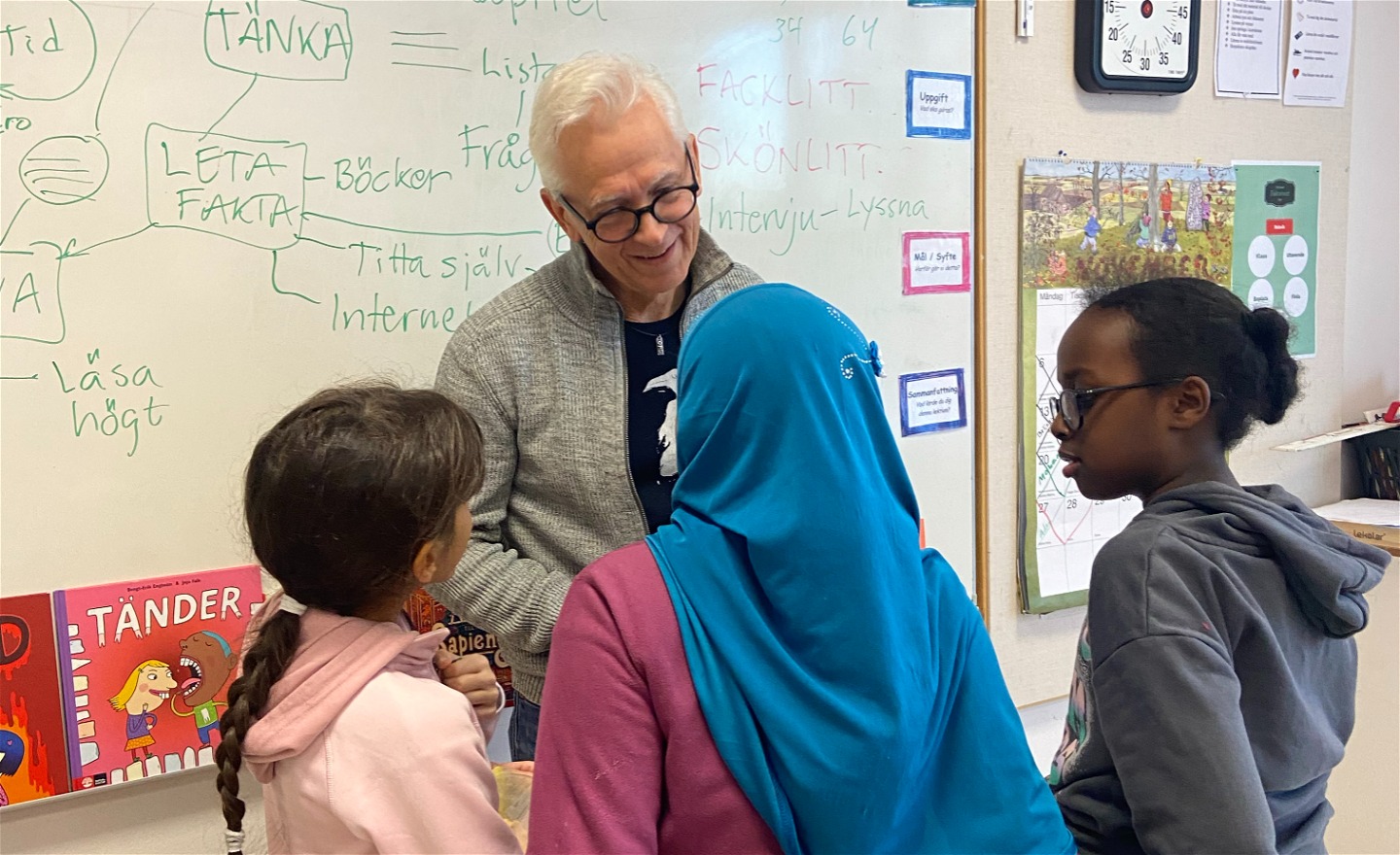 Författaren Bengt-Erik Engholm samtalar med nyfikna elever.
