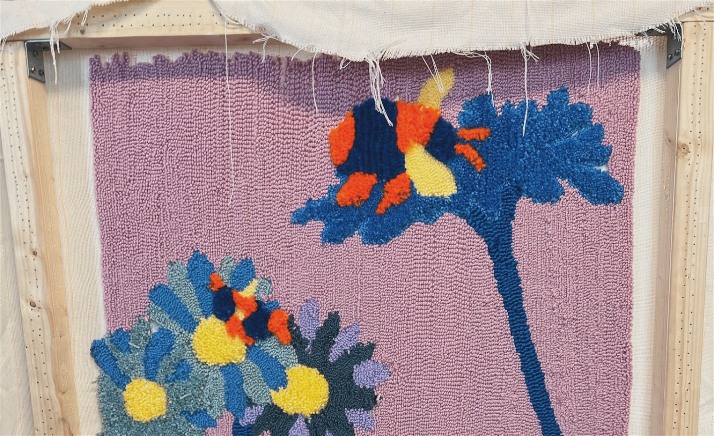 Man kan tufta med många olika teman i detta fall blommor och ett bi